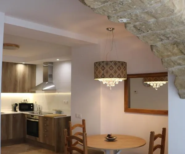 Rosellas, Cerca De Alquezar, En Sierra De Guara