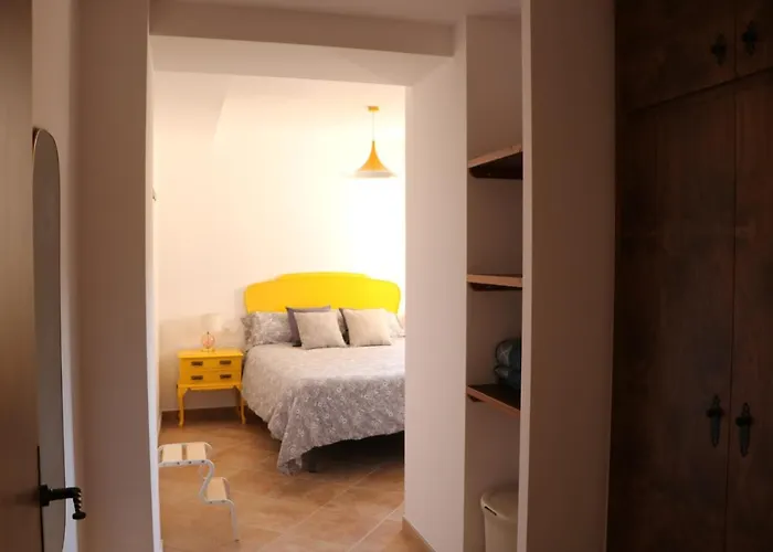 Rosellas, Cerca De Alquezar, En Sierra De Guara